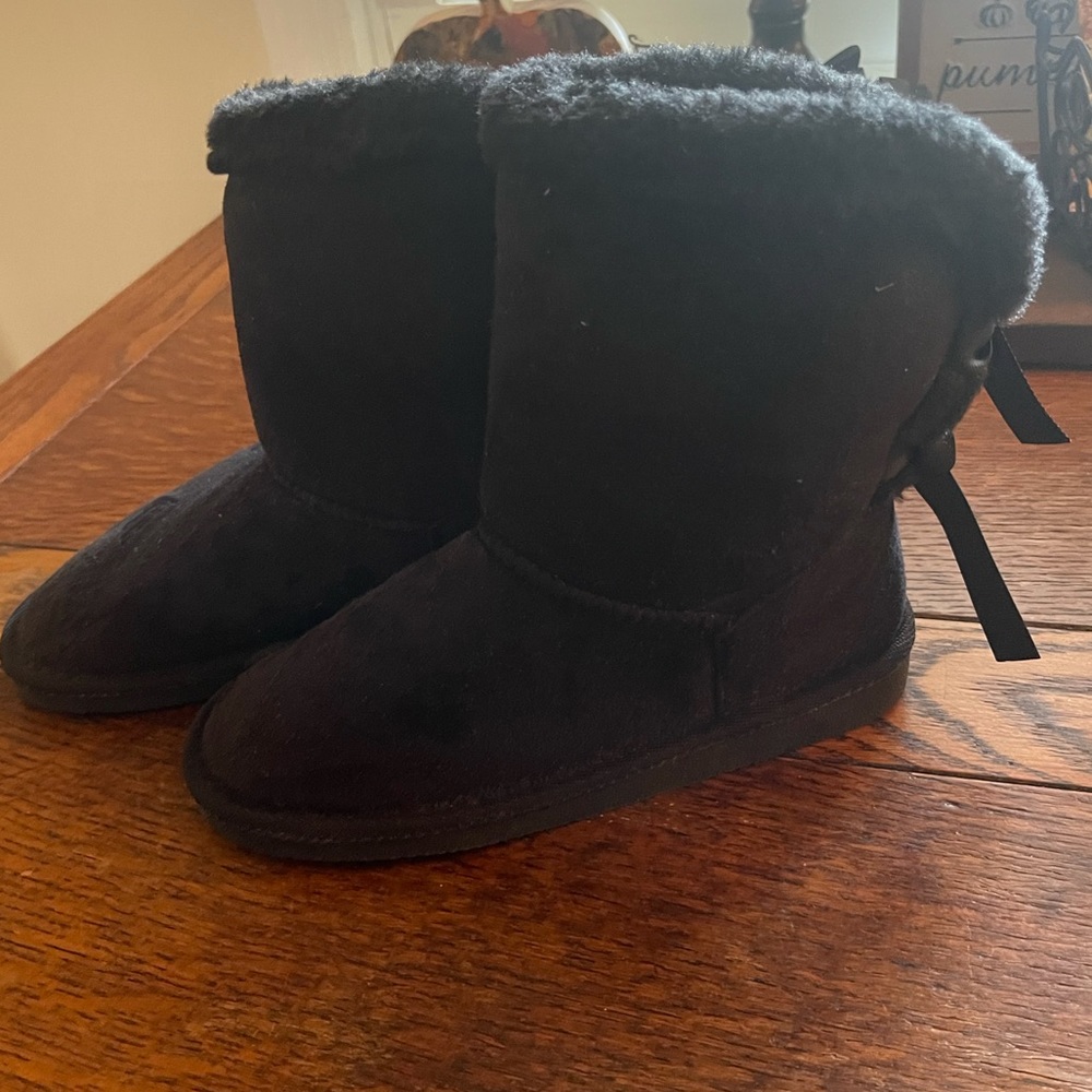 Girls black fur lined boots